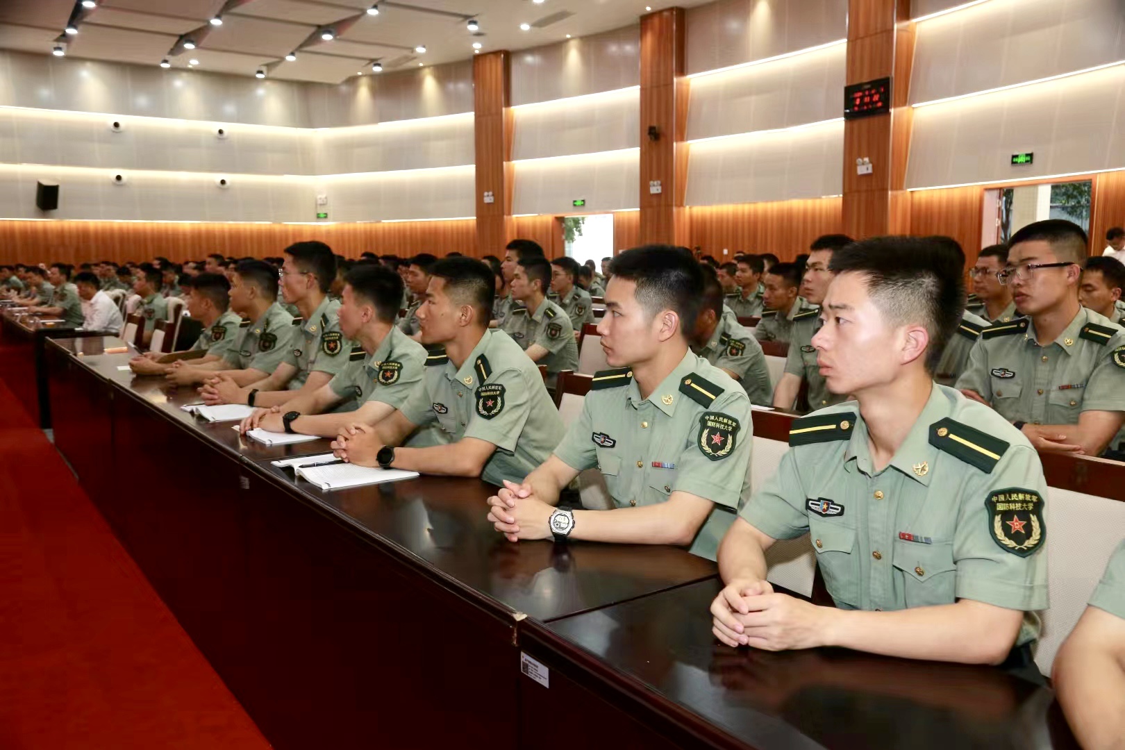 学员聆听军事理论授课。.jpg
