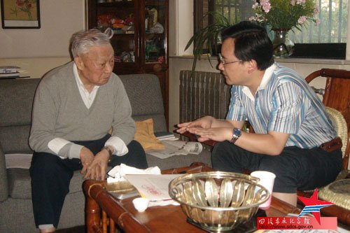 县委副书记王继松向老红军贾若瑜将军及全国红办领导汇报纪念建设情况