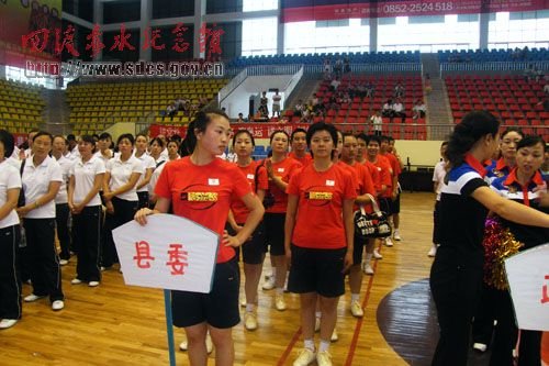 “安康杯”职工大众广播体操比赛在县城体育馆举行