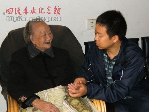 罗永赋馆长拜望95岁高龄女红军王泉媛