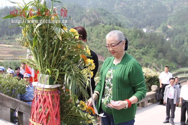 耿飚女儿耿莹到土城古镇追寻父亲足迹