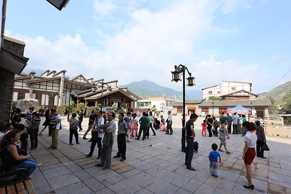 古镇旅游业发展对当地百姓思想观念的影响具有革命性