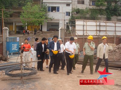 市长卢守祥视察四渡赤水纪念馆建设工地