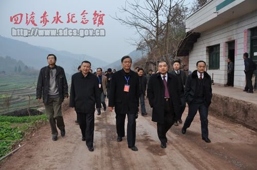 活动嘉宾参观检查永安寺“红军战地医院陈列馆”建设情况
