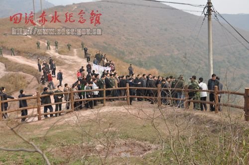 活动嘉宾参观大埂上毛泽东指挥青杠坡战斗军委指挥所遗址