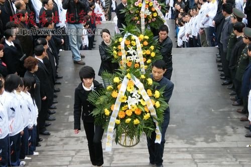 “清明，我们的节日”在青杠坡红军烈士纪念碑前举行