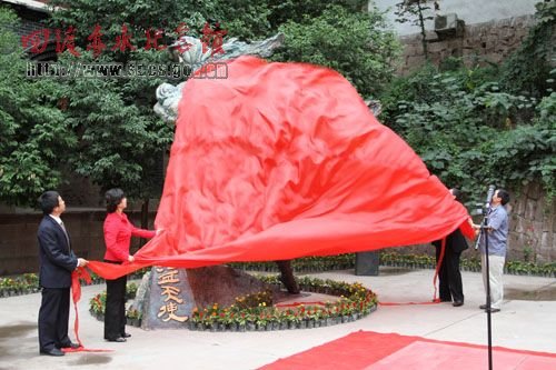 中国女红军纪念馆“浴血天使”雕塑揭幕