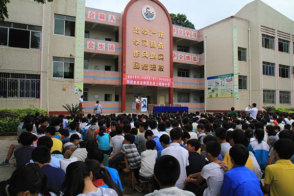 四渡赤水宣讲团送红色文化到习水县土城中学
