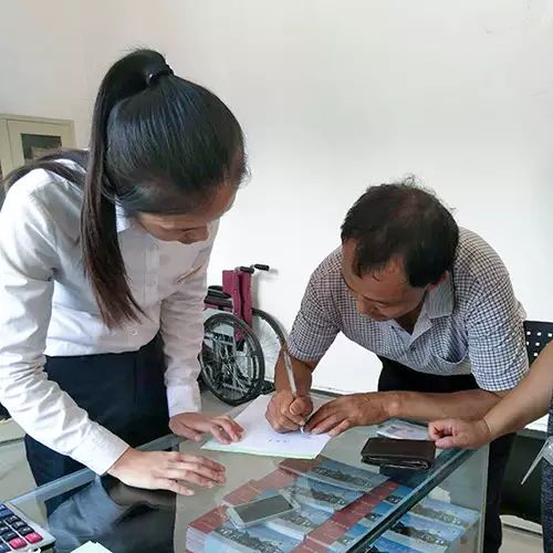 粗心旅客丢钱包 热心员工寻失主