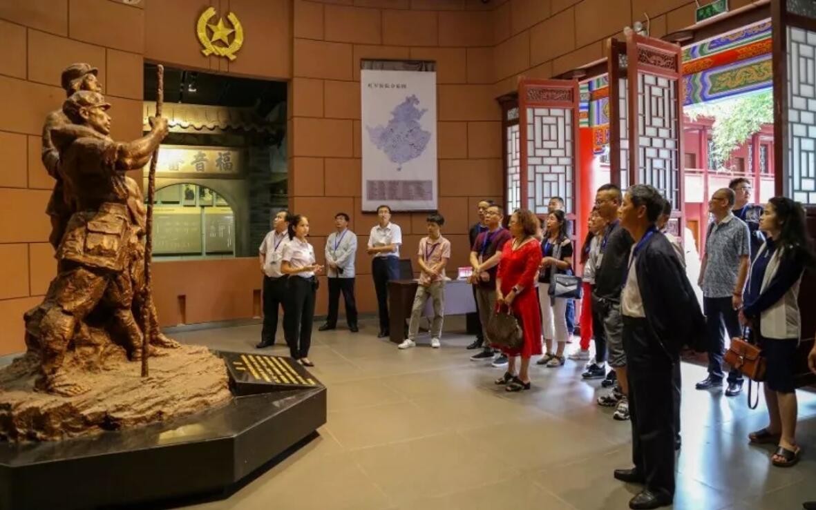 出席全省非国有博物馆的领导和代表在土城参观
