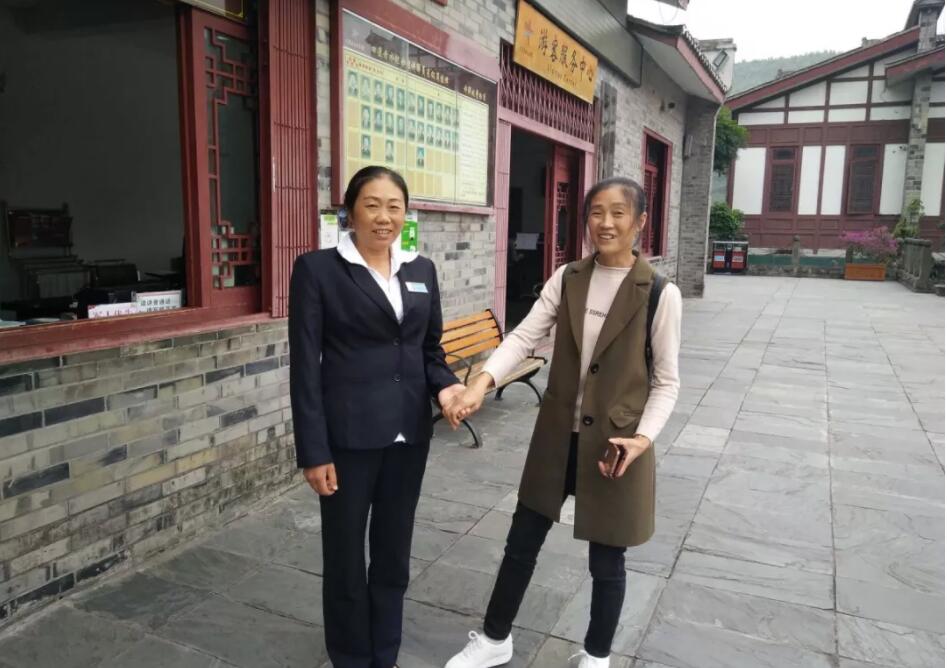 她捡到一部华为手机，这样处理了
