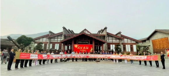 四渡赤水纪念馆收藏20.21米剪纸作品《长征！长征！》